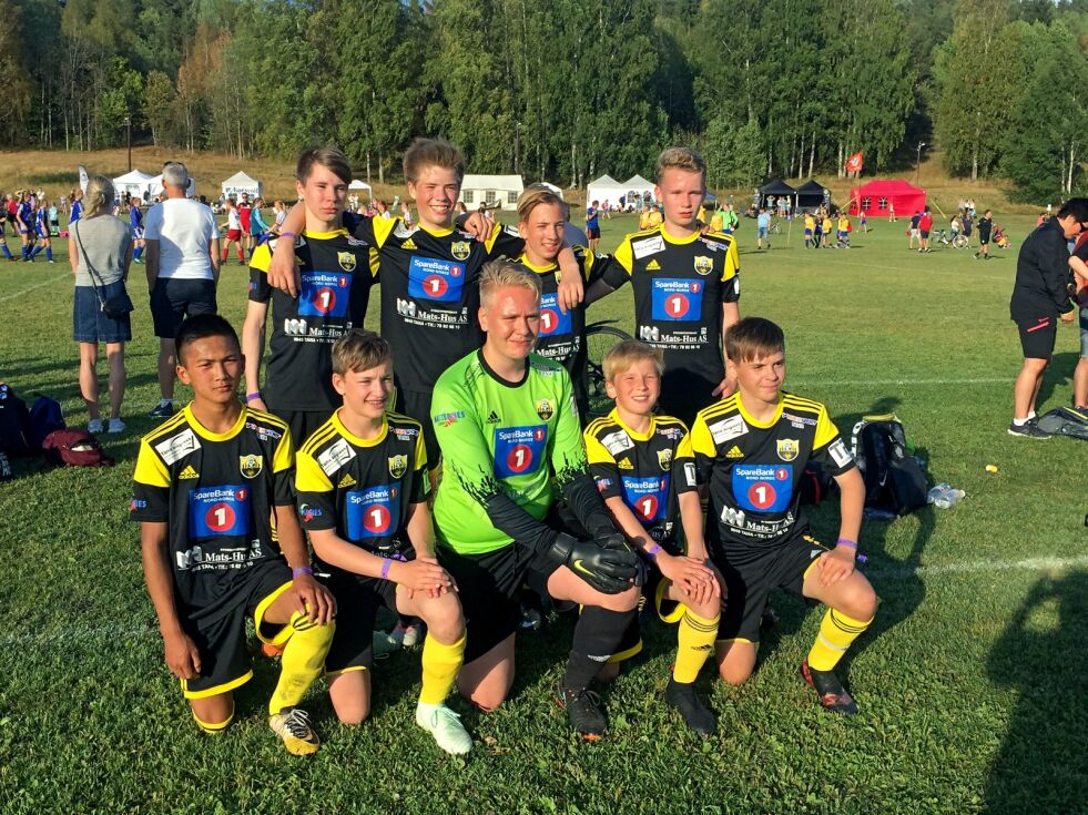 TBKs gutter 16-lag i Norway Cup, fra venstre bak: Preben Aslaksen, Erlend Andersen, Isak Smeland og Kasper Harjo Akselsen. Venstre foran: Odd Simonsen, Arve Smeland, Daniel Moen, Ailo Soini Guttorm og Simen Varsi Ursin.
 Foto: Kristin Seim Soini