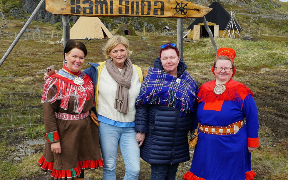 Marit Gunhild Sara (til høyre) har gode samarbeidspartnere for å drive North Cape Sámi Siida. Fra venstre Heidi Kamilla Eira fra Sápmi Park, Kjellbjørg Mathiesen og Hege Jernsletten fra Arctic Guide Service.
 Foto: Geir Johansen