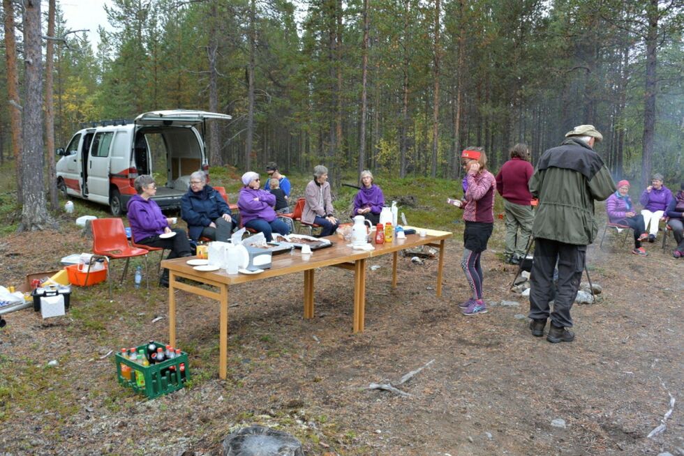 I mål­om­rå­det ble det både kaf­fe, ka­ker, pøl­ser og skitt­prat og an­net snakk for del­ta­ker­ne.
Foto: Ørnulf Abrahamsen