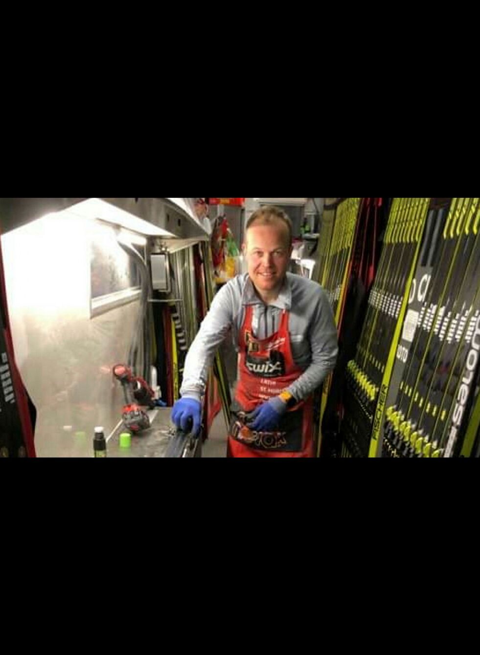 Espen Mikkelsen fra Vadsø står mange timer i smørebua for å sikre de norske skiskytterne gode ski under VM. 
Foto: Privat