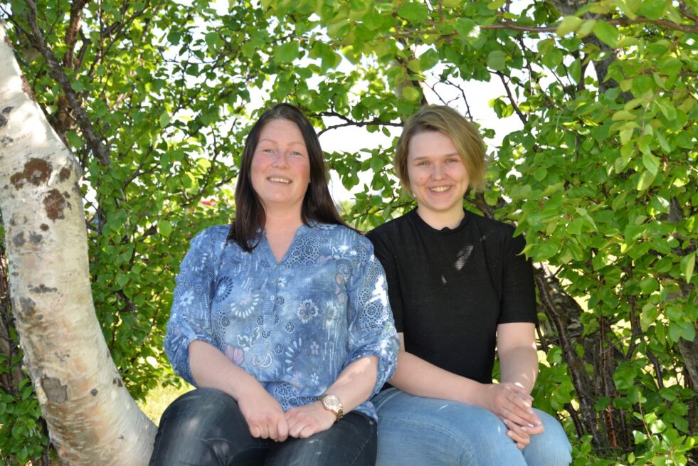 Irene Andersen (til venstre) og Kristin Antonie Humstad har nylig inntatt Ságats hovedredaksjon i Lakselv, og vil gjerne bli kjent med folk i Finnmark. De håper derfor folk tar kontakt, både med tips om saker og det de selv måtte ha på hjertet.
 Foto: Sonja E. Andersen