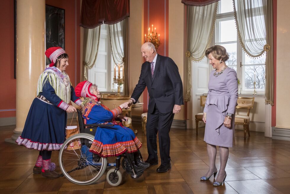 Inga Johansdatter Turi Hætta fra Kautokeino, ledsaget av Kristine Nystad, har fått kongens fortjenstmedalje. Her hilser de på kong Harald og dronning Sonja under en mottakelse på Slottet torsdag.
 Foto: Heiko Junge / NTB scanpix