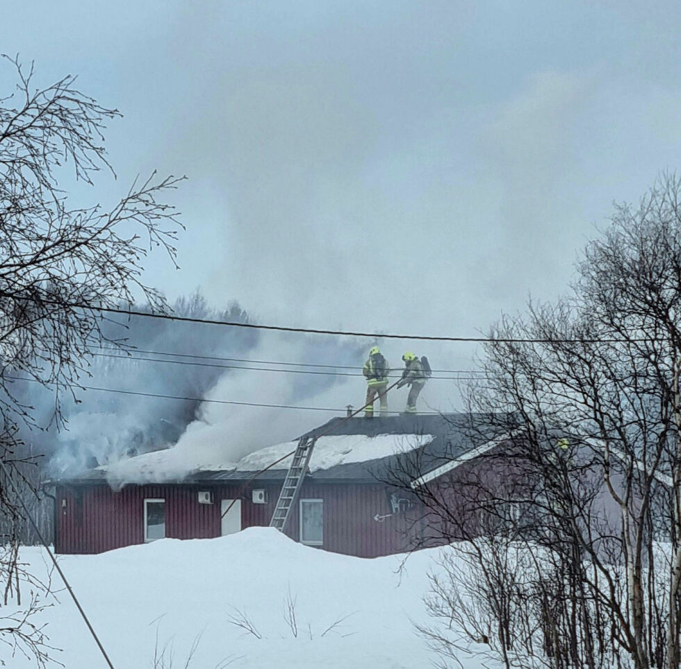 Her ser vi brannvesenet, som har fått kontroll på brannen, og bruker slangene oppå taket til den andre boligen i tomannsboligen til Stiftelsen bolig bygg, SBB.
 Foto: Tove Lemika