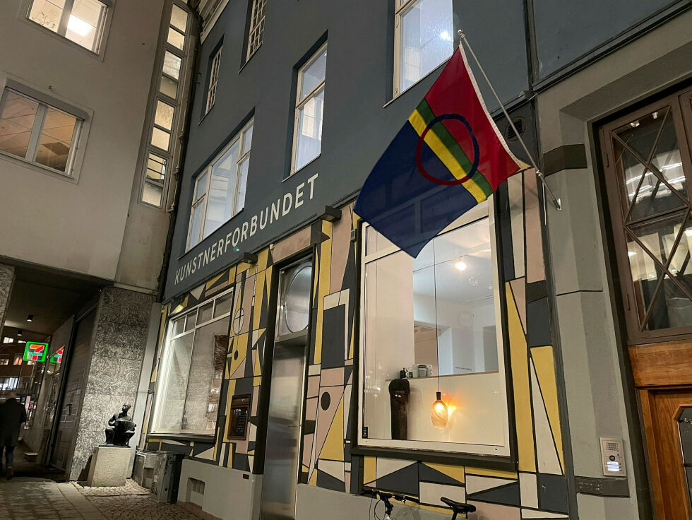 Marita Isobel Solbergs «Agálaš čuolbma/Valknute/Valknut» kan du oppleve i Kunstnerforbundets vindussal i Oslo.
 Foto: Hannah Persen