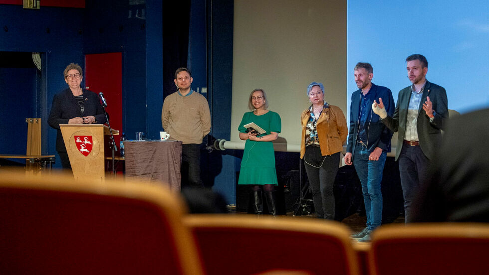 Felles kommunestyremøte for Midt-Finnmark kommunene Porsanger, Gamvik, Nordkapp og Lebesby. Fra venstre: regiondirektør Bente Larssen for KS i Nord-Norge, Lebesby-ordfører Sigurd Rafaelsen (Ap), statssekretær for kommunal- og distriktsministeren Sigrun Prestbakmo (Ap), Gamvik-ordfører Ragnhild Vassvik (Ap), Porsanger-ordfører Jo Inge Hesjevik (H) og Nordkapp-ordfører Jan Morten Hansen (Ap).
 Foto: Cecilie Bergan Stuedal