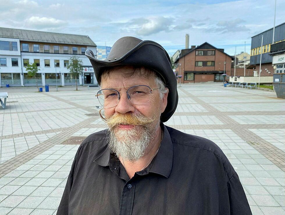 Kurt Pasvikbamsen Wikan (Sp) tar nå saken med å gi torget i Kirkenes navn etter den store samiske kunstneren, John A. Savio, til sakslista på kommunestyret i desember.
 Foto: Hallgeir Henriksen