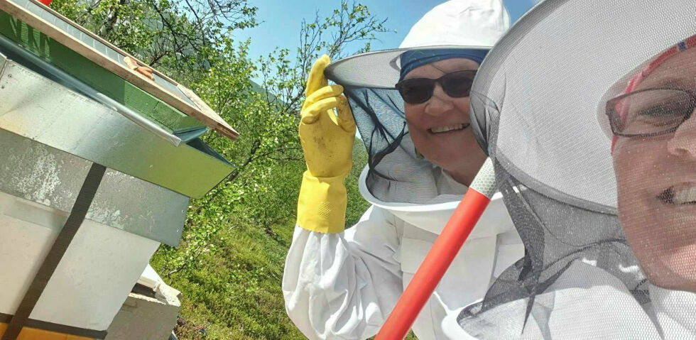 Birøkterne Sissel Goodgame (til venstre) og Aina Borch tok hver sin bronsemedalje i ulike klasser under årets NM i honning.
 Foto: Privat