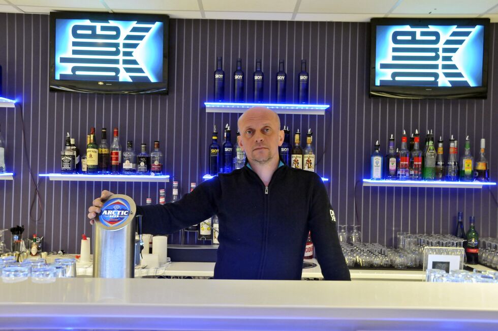 Bjørn Tapio Kajander på nattklubben Blue X. Nå kan nattklubbverten tilby full pakke for brudepar som ønsker en borgerlig seremoni.
 Foto: Hans-Petter Tapio (arkiv)