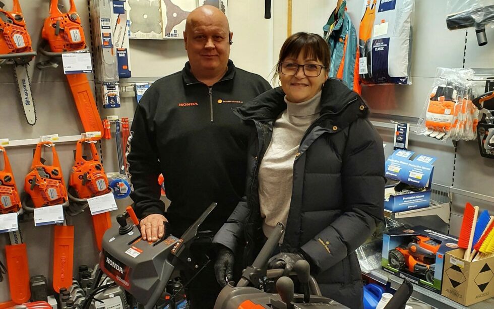 Kurt Erling Lilleeng (til venstre) og Mette Midtgård Lilleeng kjøpte Shell-stasjonen fra Odd Nyheim som da pensjonerte seg. Det er nå tjue år siden.
 Foto: Tom Hardy