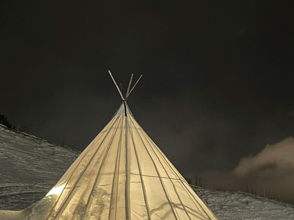 Fag­opp­læ­rings­kon­to­ret i Finn­mark vil gi opp­lær­ing i tra­di­sjo­nell til­be­red­ning i det sam­iske kjøk­ken. Det skal fore­gå i láv­vu i Alta. Il­lust­ra­sjons­fo­to fra Sámi siida.
 Foto: Rita Heitmann