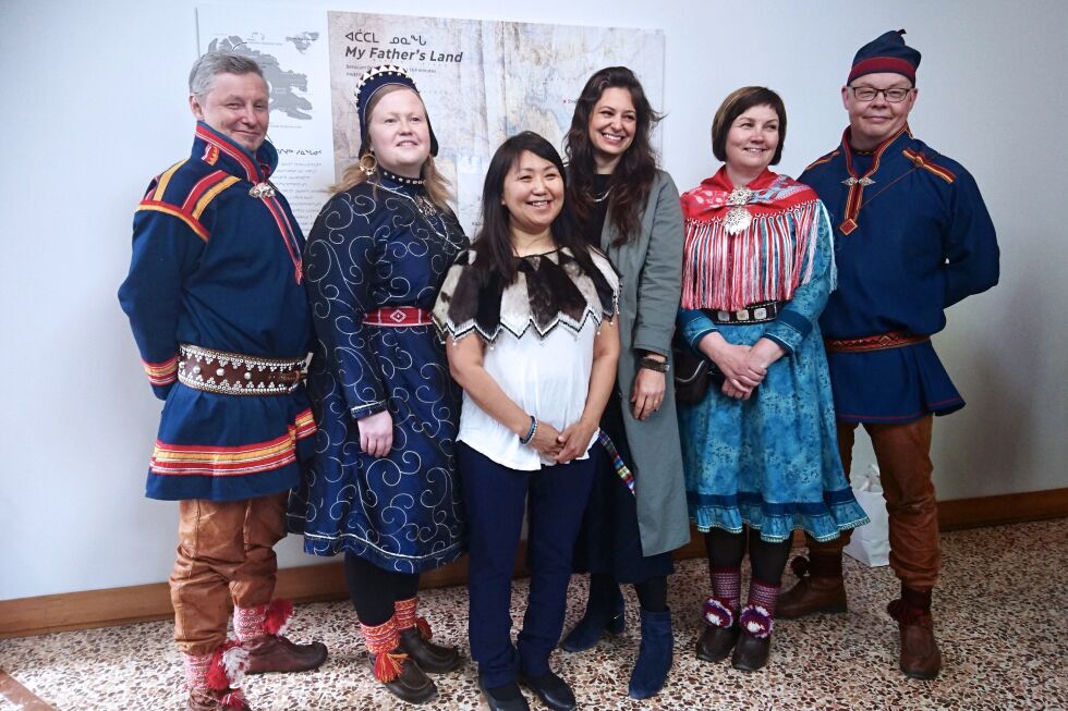 President i Sametinget i Sverige Per-Olof Nutti, president i Sametinget i Finland Tiina Sanila-Aikio, filmskaper Uyarak Tulugarjuk i IsumaTV kollektiv, seniorkurator Candice Hopkins, president i Sametinget i Norge Aili Keskitalo og sametingsråd Henrik Olsen møttes i Venezia.
 Foto: Silja Somby, Sametinget