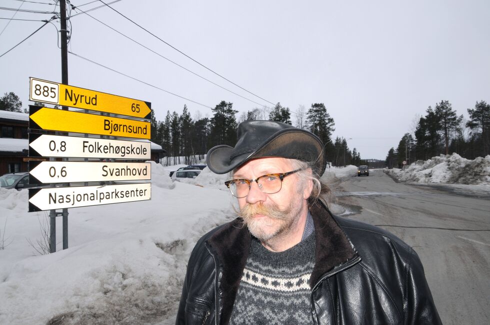 Kurt Wikan foreslår at man kun t jevner ut underlaget og skifter asfaltdekket når man nå skal renovere veien opp Pasvikdalen for å få mer og bedre vei for pengene.
 Foto: Hallgeir Henriksen