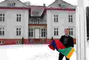 Historisk flaggheising på Eidsvoll