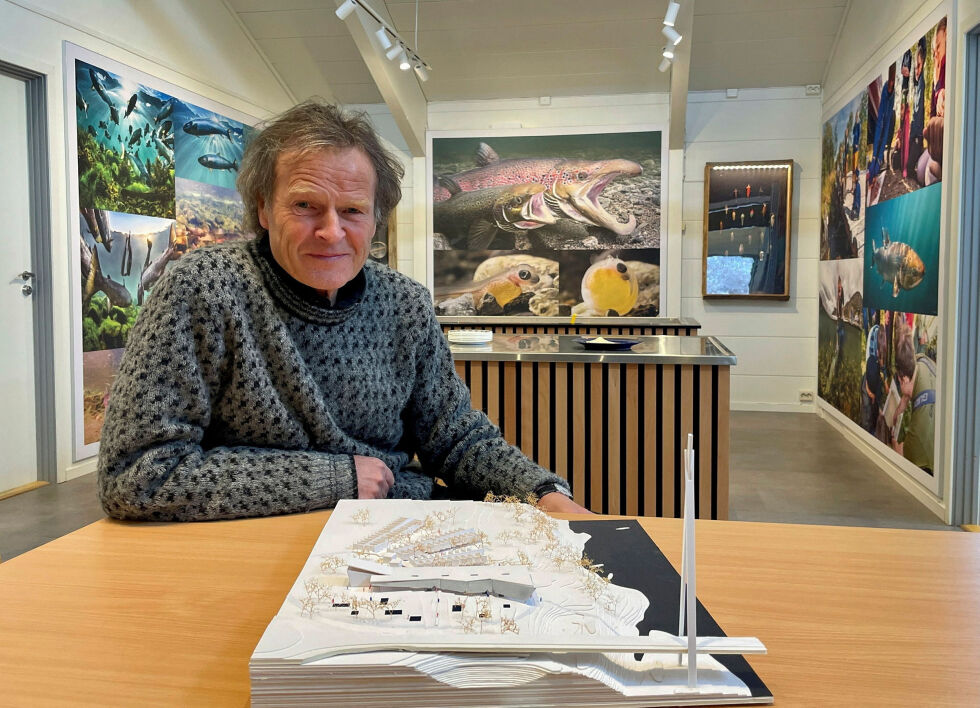 Stein Halvorsen med modellen av det nye hotellet og laksesenteret i Tana.
 Foto: Birgitte Wisur Olsen