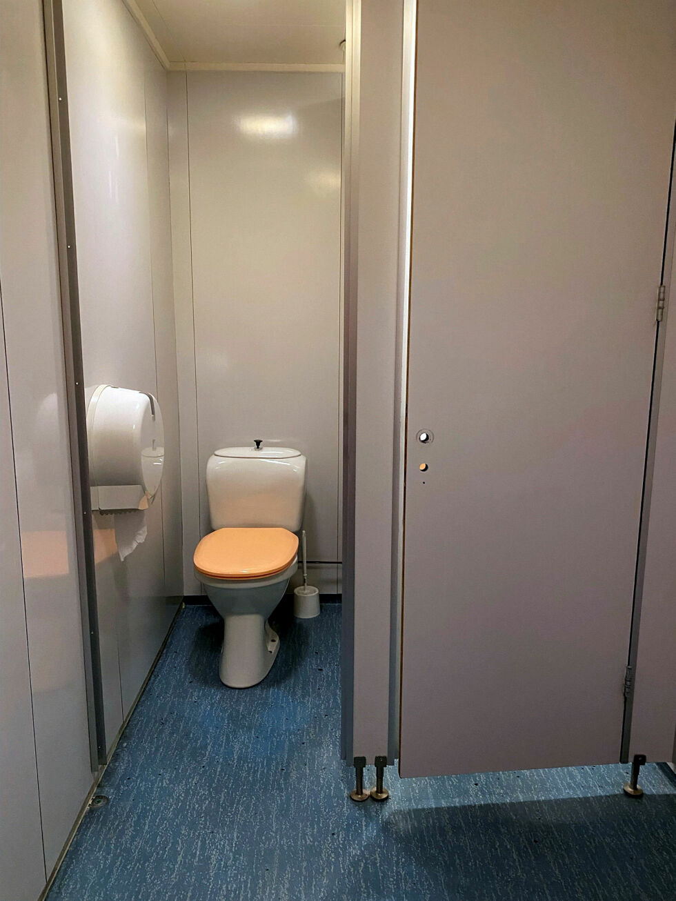 Det ene toalettet mangler dør.
 Foto: privat