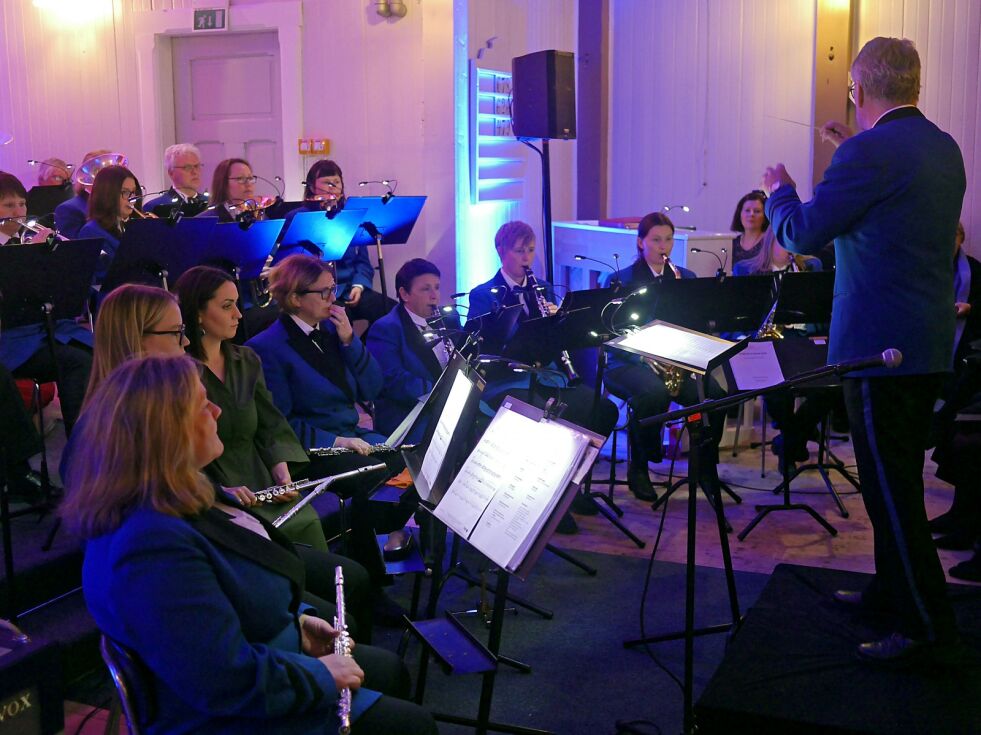 Honningsvåg musikkforening åpnet konserten i Honningsvåg kirke søndag kveld.
 Foto: Geir Johansen