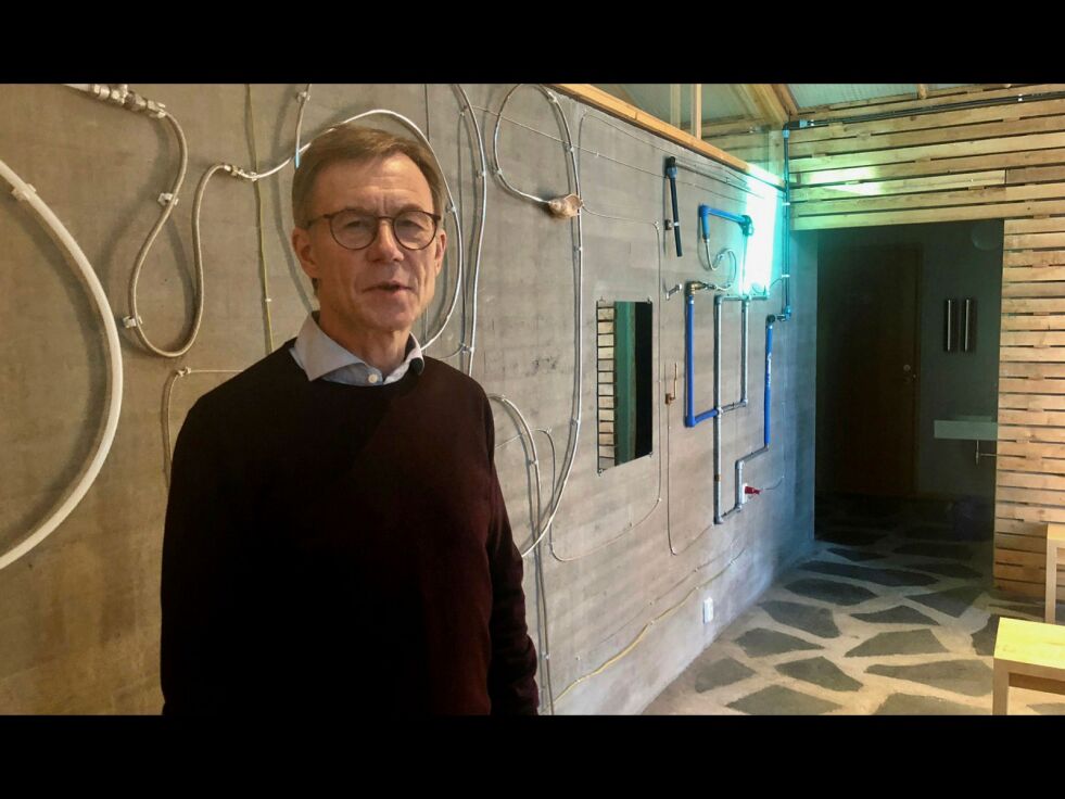 Sorenskriver Finn-Arne Schanche Selfors foran Jimmie Durhams verk «Seven directions», syv hovedretninger. Et messinghåndtak som var en del av kunstverket forsvant før sommeren i fjor.Foto: Birgitte Wisur Olsen