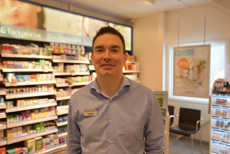 Steinar Johnsen, apoteker ved Apotek 1 i Lakselv, forteller at de har satt opp informasjonsskilt om viruset utenfor og inne i butikken. Foto: Kristin Humstad