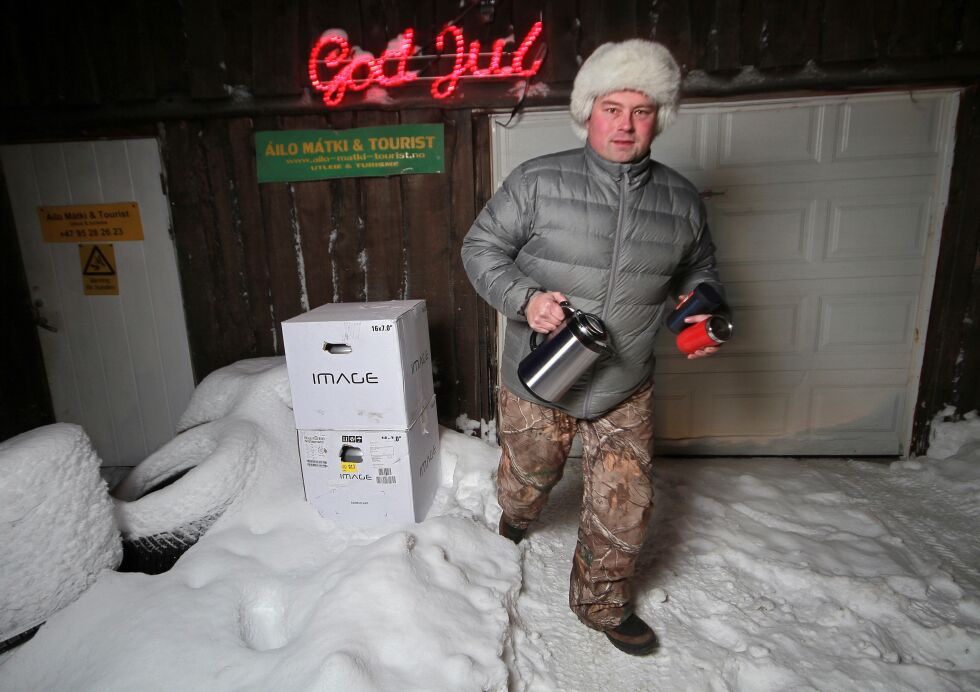 Johan Aslak Hætta (35) har valgt å forbarme seg over den som skulle trenge hjelp i kulda. Han stiller med gratis varm bil og kaffe til de som blir stående uten å få hjelp innenfor kommunegrensa.
 Foto: Johan Mathis Gaup