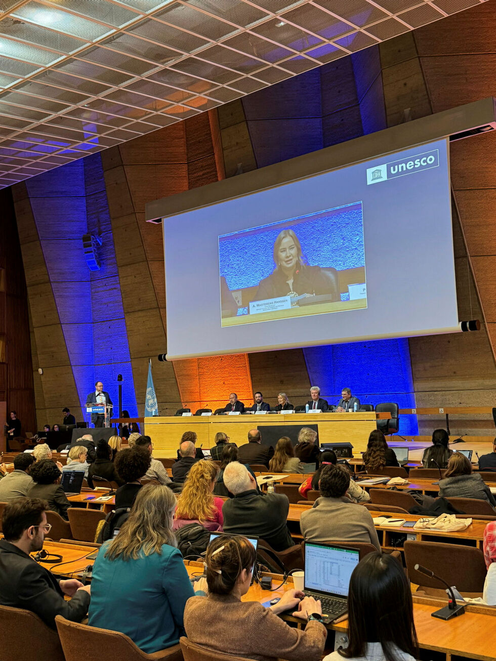 Agnete Masternes Hanssen fra Lakselv holdt åpningsinnlegg på konferansen i Paris om urfolksspråk.
 Foto: Kommunal- og distriktsdepartementet