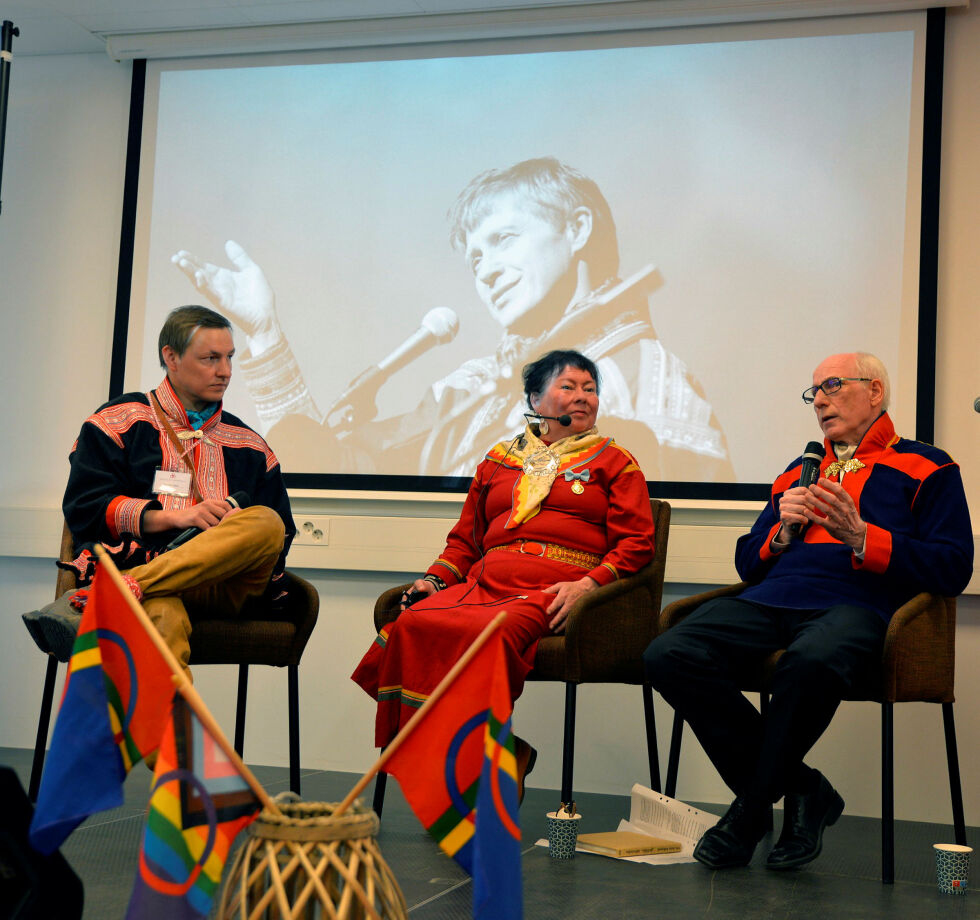 Ol-Johan Gaup, Åsa Simma og Harald Gaski i samtale om den nye nasjonaljoiken, «Sámieatnan duoddariid» av Nils-Aslak Valkeapää/Áillohaš.
 Foto: Steinar Solaas