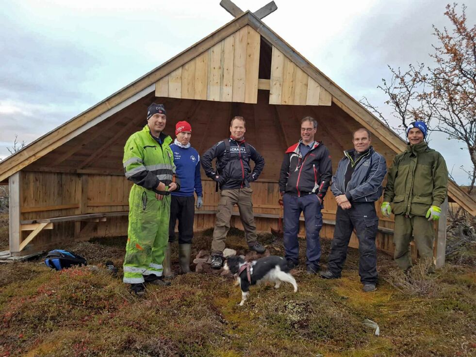 Dugnadsgjengen satte opp denne på få ettermiddagstimer. Fra venstre Hans Henrik Kristiansen, Svein Reiersen, Kurt Magne Bernhardsen, Peder Vaskinn, Rolf Andreas Mannsverk og Helge Mathisen.
 Foto: Torbjørn Ittelin