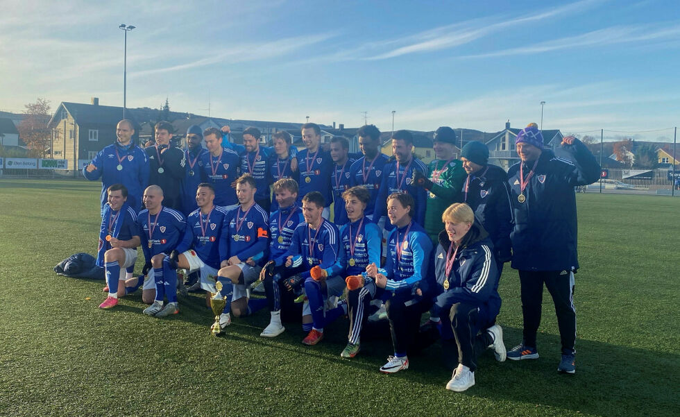 Etter å ha mottatt pokal og medaljer for seriemesterskapet, kan KIF nå forberede seg for opprykkskamper mot tromsølaget Ulfstind.
 Foto: Privat