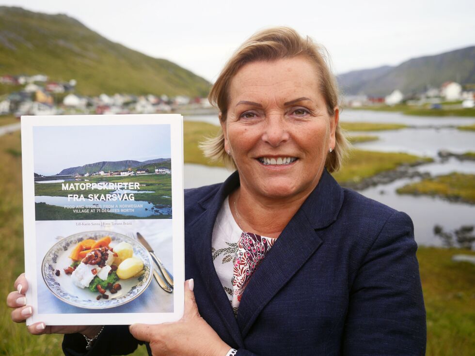 Lill-Karin Sanna har skrevet bok med gamle matoppskrifter fra Skarsvåg. Boka skildrer også viktige sider av kystkulturen aller lengst mot nord.
 Foto: Geir Johansen