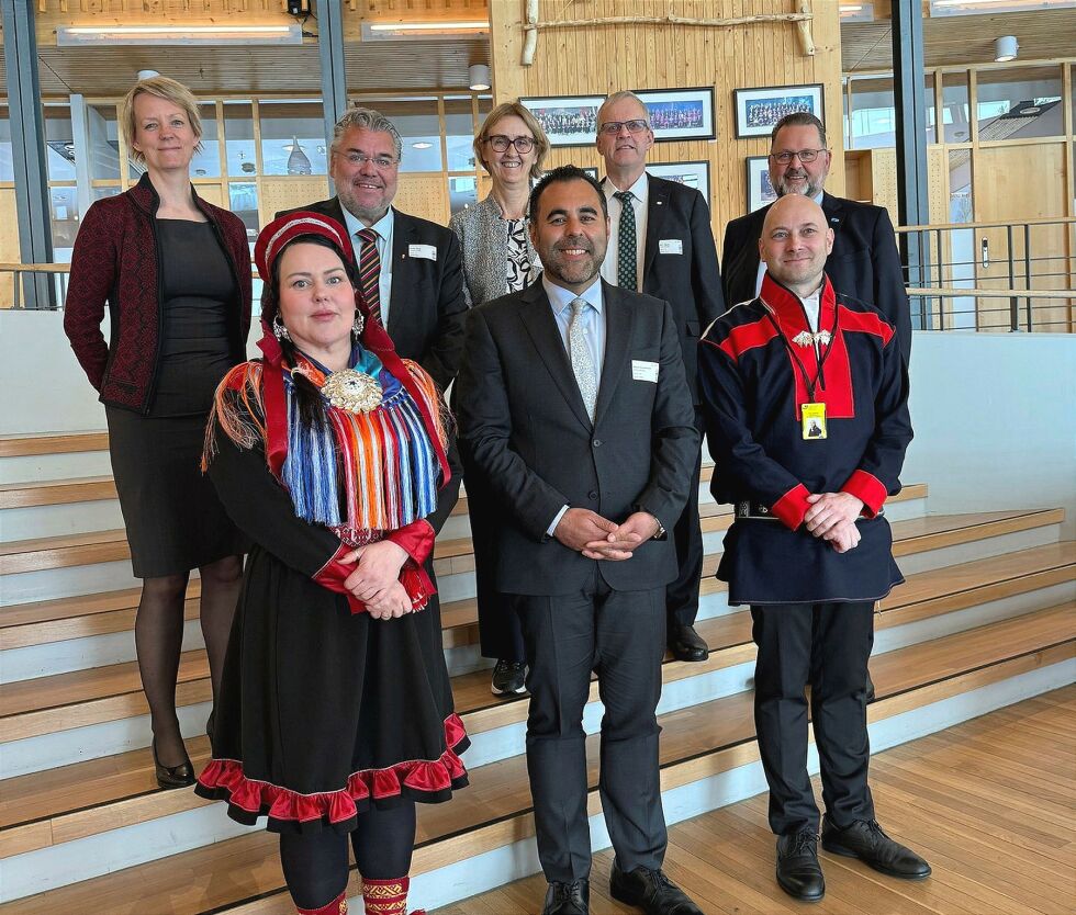 Stortingets presidentskap besøkte Sametinget 28. april 2025. Foran sametingspresident Silje Karine Muotka (NSR), president Masud Gharahkhani (Ap) og Sametingets plenumsleder Tom Sottinen. Bak resten av Stortingets presidentskap, som består av fra venstre femte visepresident Ingrid Fiskaa (SV), tredje visepresident Morten Wold (FrP), fjerde visepresident Kari Henriksen (Ap), andre visepresident Nils T. Bjørke (Sp) og første visepresident Svein Harberg (H).
 Foto: Sametinget