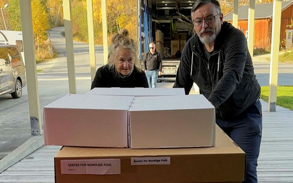 Det var et historisk øyeblikk da 24 ulike gjenstander med stor kulturhistorisk verdi kom hjem. Daglig leder for Senter for nordlige folk, Svein Leiros, og museumsleder Kjellaug Isaksen frakter dem inn i senteret.
 Foto: Pressefoto