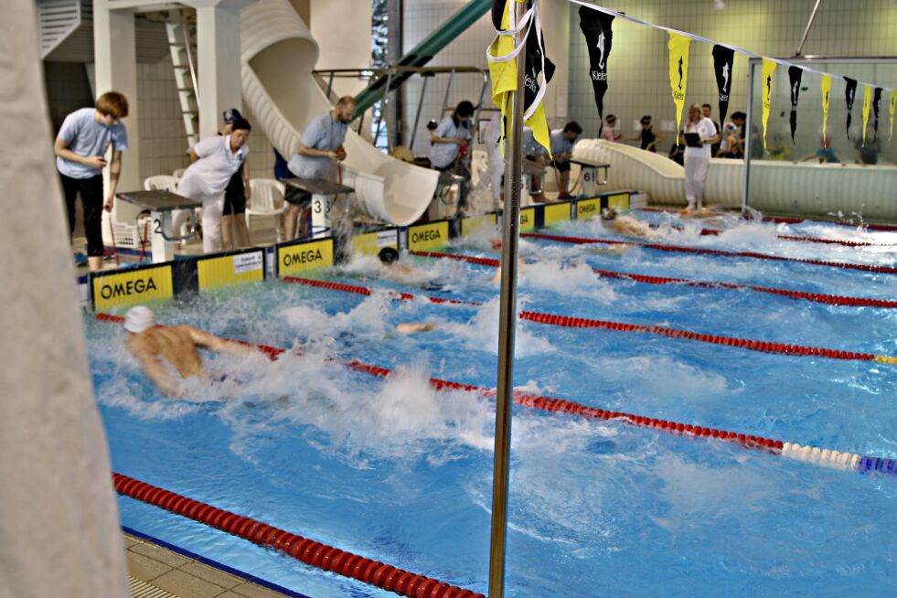 50 m butterfly herrer, her i 9. heat, med deltagere fra Russland samt Oskar Andre Ordemann Olsen fra Alta SK på bane 6, kom alle i mål med ørsmå margin.
 Foto: Silje L Kvammen