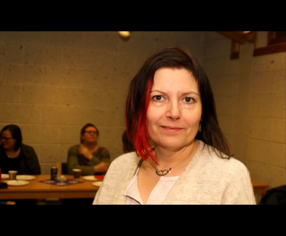 Leder for Tana Frivilligsentral, Siv Malén Murberg, serverte kaffe og kaker på Miljøbygget for å markere den internasjonale frivillighetsdag sist tirsdag.
 Foto: Torbjørn Ittelin