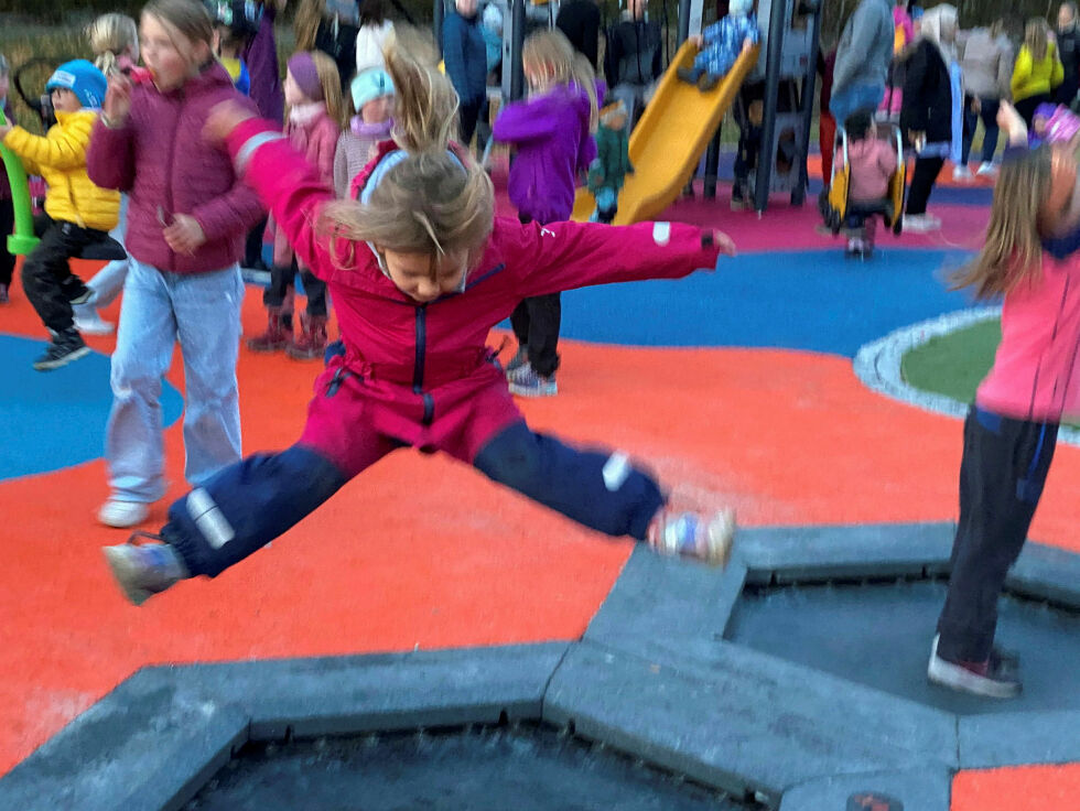 Trampolinen ved Andedammen ble fort okkupert.
 Foto: Emil Danielsen