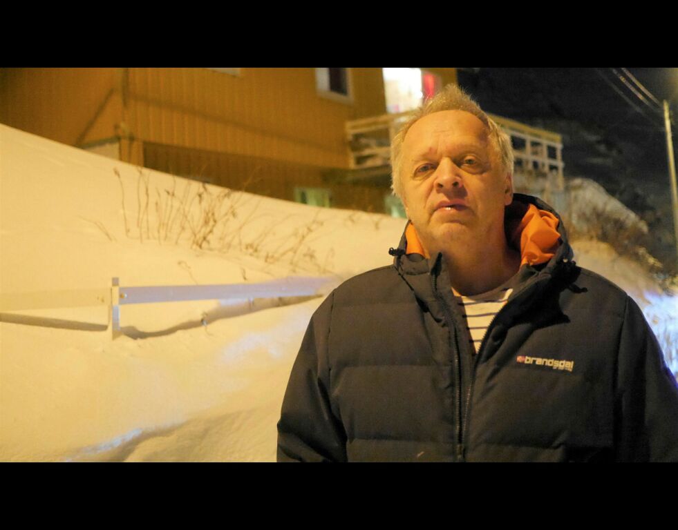 Huset til Steinar Olsen i Nordkappgata 35 i Honningsvåg er rammet av to ras siden i mars 2018. Han og kona Katja Olsen vil imidlertid ikke flytte fra hjemmet sitt.