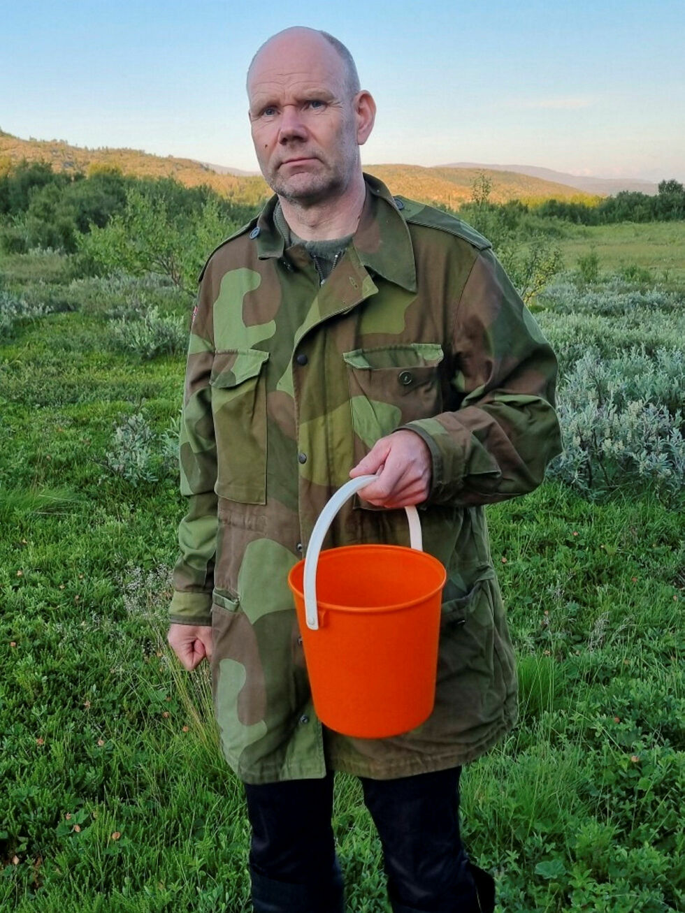 Terje Kristensen fra Porsanger er ivrig bærplukker.
 Foto: Luna Márja Jacobsen Greiner