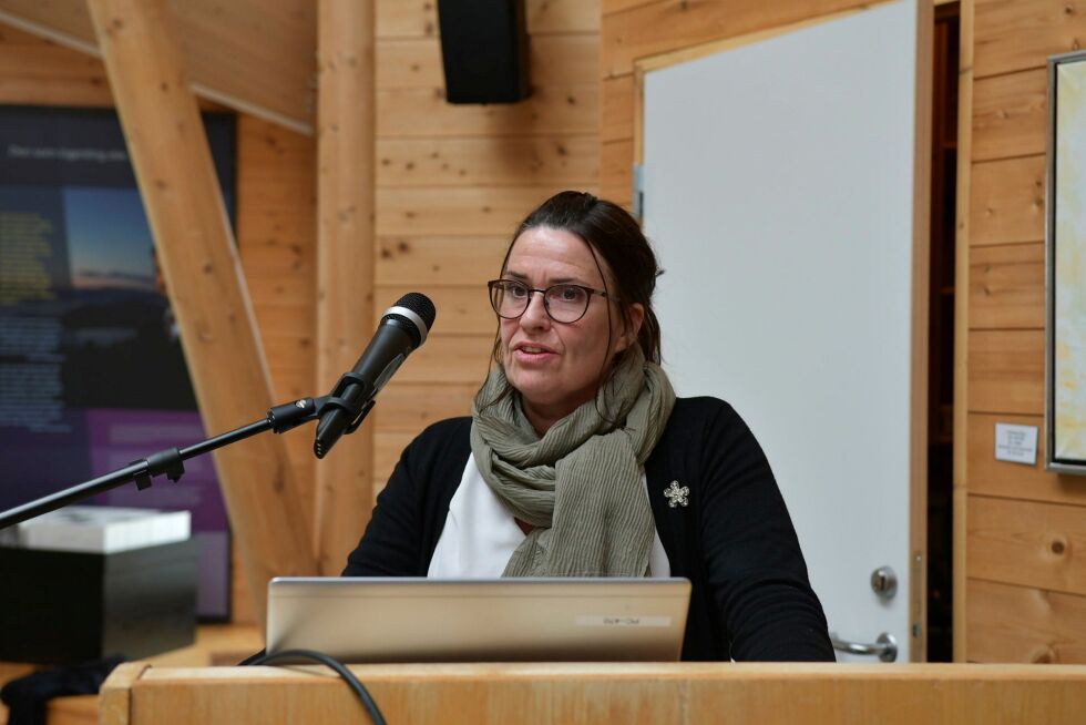 22. juni var det kommunestyremøte i Børselv, der flertallet stemte for å etablere 420 kV-linje gjennom Porsanger. Styreleder i Stabbursdalen nasjonalparkstyre og kommunerepresentant for Arbeiderpartiet syntes dette er en vanskelig sak å ta stilling til, og ønsker ikke å si at noe er riktig eller galt. Hun fastslår at det er NVE som vil stå for den endelige avgjørelsen.
Foto: Irene Andersen