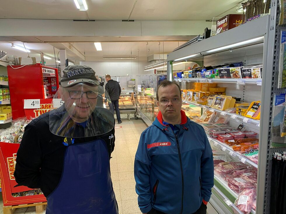 Kjøpmann Jari Kekäle regner med ny karanteneordning etter at smitten har økt i Lappland, og tror den vil gjelde fra førstkommende lørdag. Pasi Karjalainen fra norsk side av Neiden synes lite om det.
 Foto: Hallgeir Henriksen