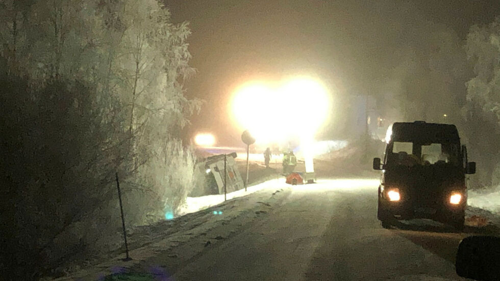 Tankbilen lekker bensin, men brannvesenet har skumlagt området, og det gjøres visstnok forsøk på å tette lekkasjen i påvente av en tankbil fra Alta som skal pumpe over lasten.
 Foto: Stein Torger Svala
