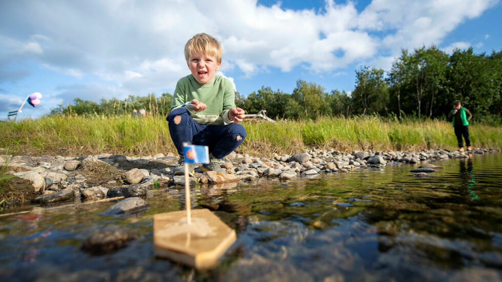Eljar (4) sjøsetter båten sin.
 Foto: Cecilie Bergan Stuedal