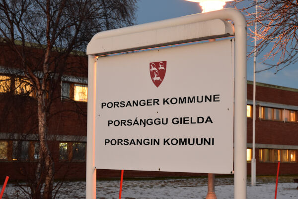 Ordfører ute i gjørma