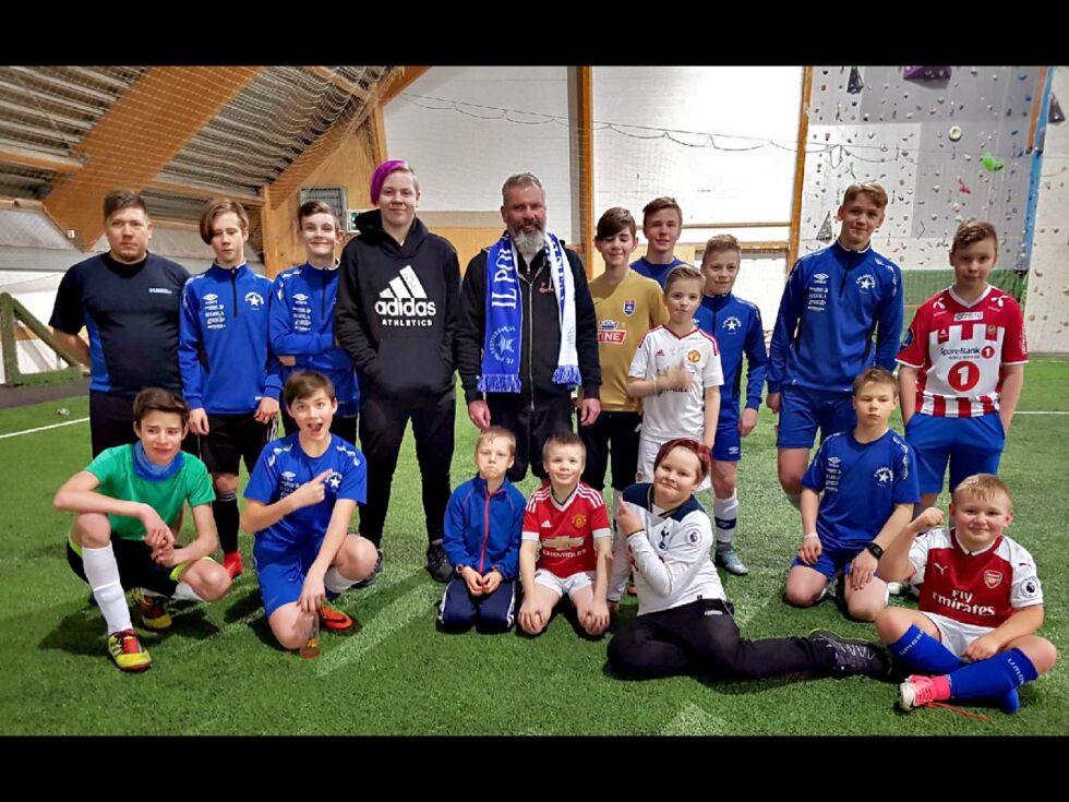 Brian McClair spilte 355 kamper i Manchester United fra 1987-1998 og scoret 88 mål. I helgen var han i Vadsø på supporterbesøk og benyttet også tiden til å trene flere lag i Polarstjernen.
 Foto: Torbjørn Ittelin