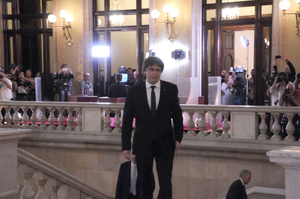 Her ankommer president Carles Puigdemont det katalanske parlament tirsdag klokken 17.05.
 Foto: Stein Torger Svala