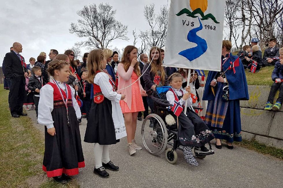 Med hjelp fra andre elever ved skolen kunne Aurora Harila (10) også være med på 17. mai-toget, til tross for at foten er i gips.
 Foto: Torbjørn Ittelin