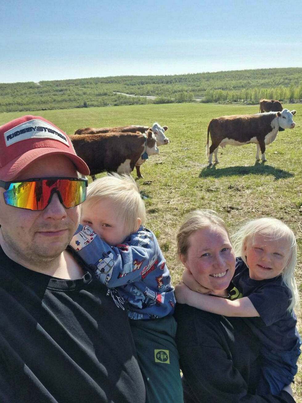 Bonde Nils Andreas Tornensis, og butikkdriver Ida Halvorsen og de to barna Lars Mikal og Maja, selger unna hus og gård,  pakker sammen og flytter fra Kautokeino. Det er for vanskelig å drive jordbruk i kommunen, ifølge paret.
 Foto: privat