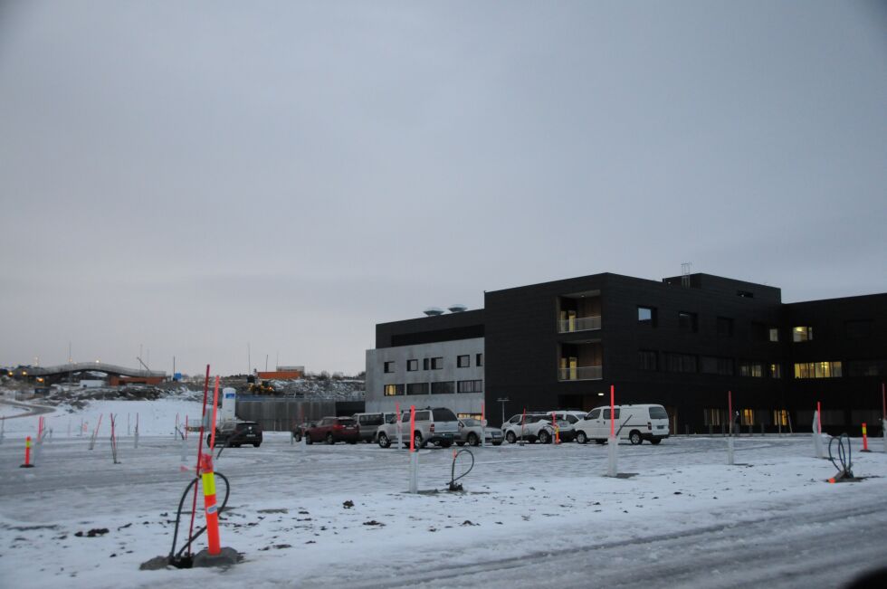 Ifølge kommunikasjonssjef Ivar Greiner er parkeringsavgiften ment å dekke utgiftene til parkering. Samme ordning har vært på Hammerfest sykehus i flere år. Her er parkeringsplassen foran sykehuset.
 Foto: Hallgeir Henriksen