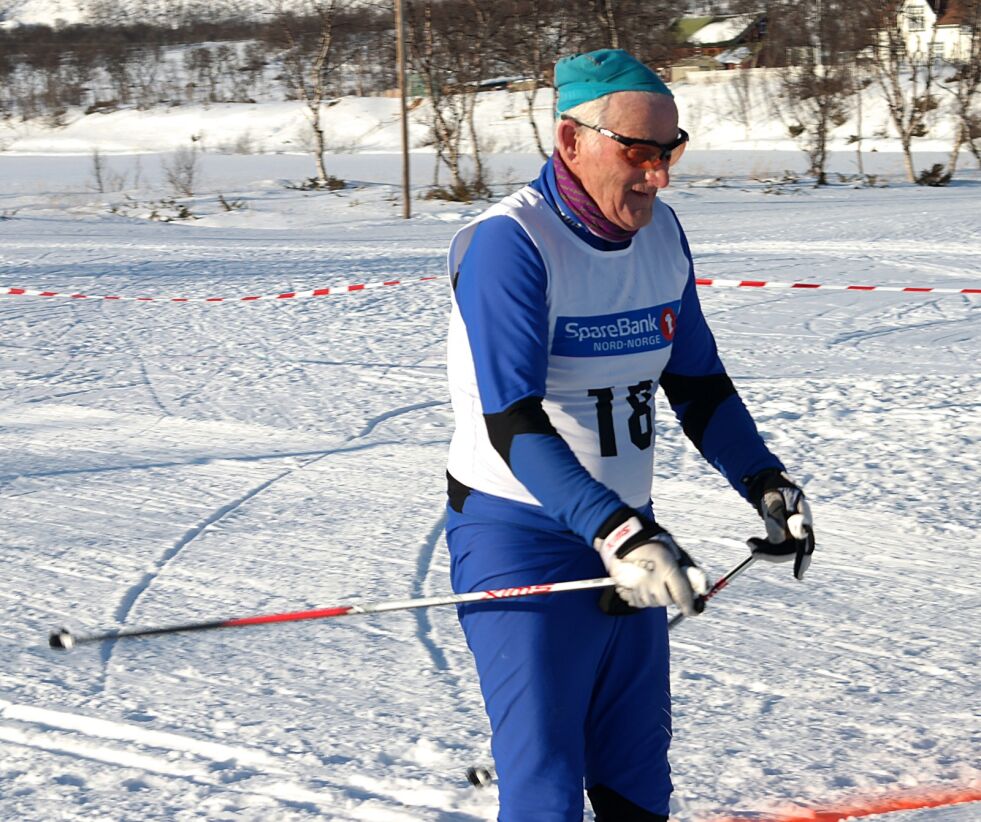 I en alder av mer enn 80 år holder Polarstjernens Øystein Nilsen fortsatt stor fart i skisporet.
 Foto: Lasse Helander