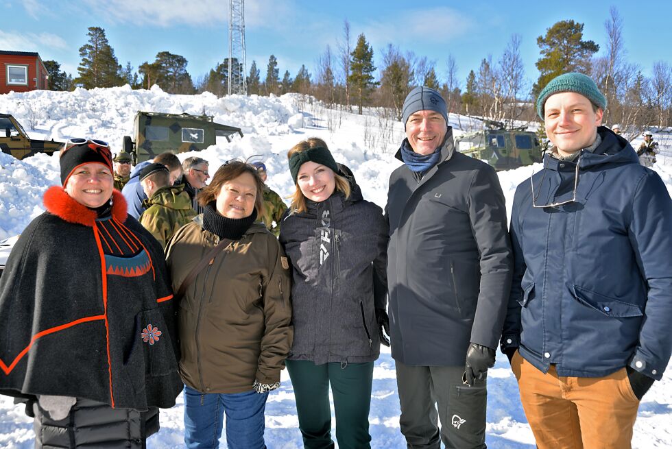 Denne buketten er alle politikere, men fra forskjellige partier og på ulike nivåer. Sett fra venstre i bilder: porsangerordfører Aina Borch (Ap); Leder i Porsanger Venstre, Margoth Thomassen; stortingsrepresentant for Finnmark (vikar for Bakke-Jensen) Marianne Haukland (H); forsvarsminister Frank Bakke-Jensen (H) og Porsanger Høyres ordførerkandidat Jonas Sørum Nymo.
 Foto: Sonja E  Andersen