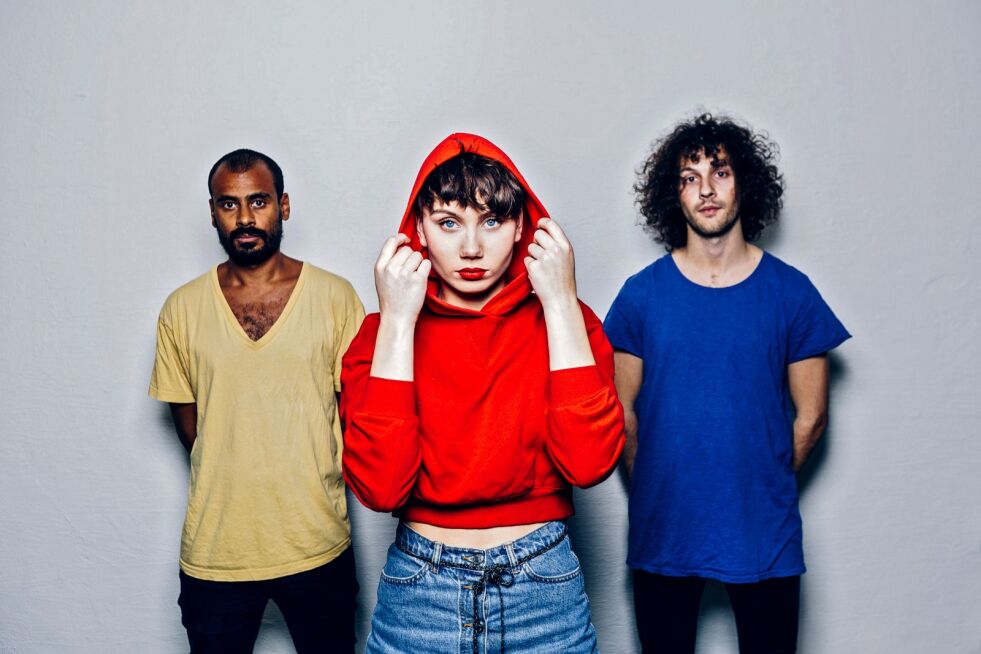ISÁK skal spille på Aronnesrocken i Alta til helga. Trioen består av vokalist Ella Marie Hætta Isaksen, produsent Daniel Eriksen og trommeslager Aleksander Kostopoulos.
 Foto: Promofoto/Mads Suhr Pettersen