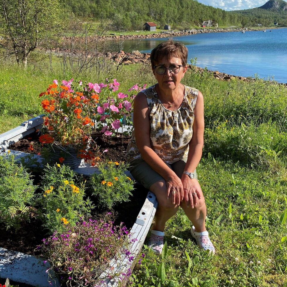 Solbjørg Mortensen syntes det var så trist og uverdig at kommunen ikke planta ved sine institusjoner for gamle og syke at hun ga blomster til tre av dem.
 Foto: Privat