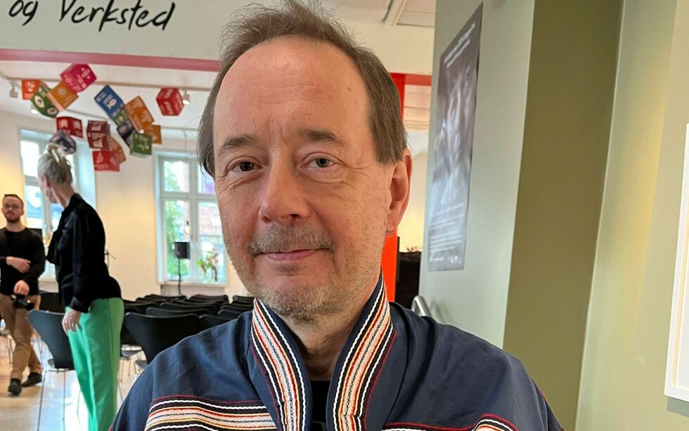Joiker, kunstner og musiker Johan Sara jr. har gitt ut vinylalbumet «Mearrasápmelaš».
 Foto: Elin M. Wersland